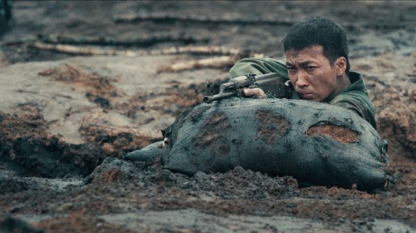 Mưa Đỏ sắp vượt 700 tỷ đồng, nhà sản xuất bỏ túi bao nhiêu? 27 Mưa Đỏ sắp vượt 700 tỷ đồng, nhà sản xuất bỏ túi bao nhiêu? mua do 1 1758517956378 17585179567201987580767