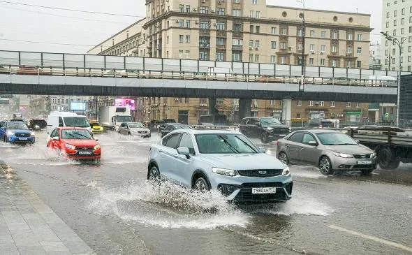 Mưa lớn gây ngập lụt nghiêm trọng tại thủ đô Moscow- Ảnh 1. Mưa lớn gây ngập lụt nghiêm trọng tại thủ đô Moscow- Ảnh 1.