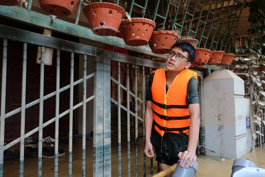 2 bạn trẻ lao vào rốn lũ cứu đói cho người dân mua lu cuu nguoi 10 1760065240 872 width850height567