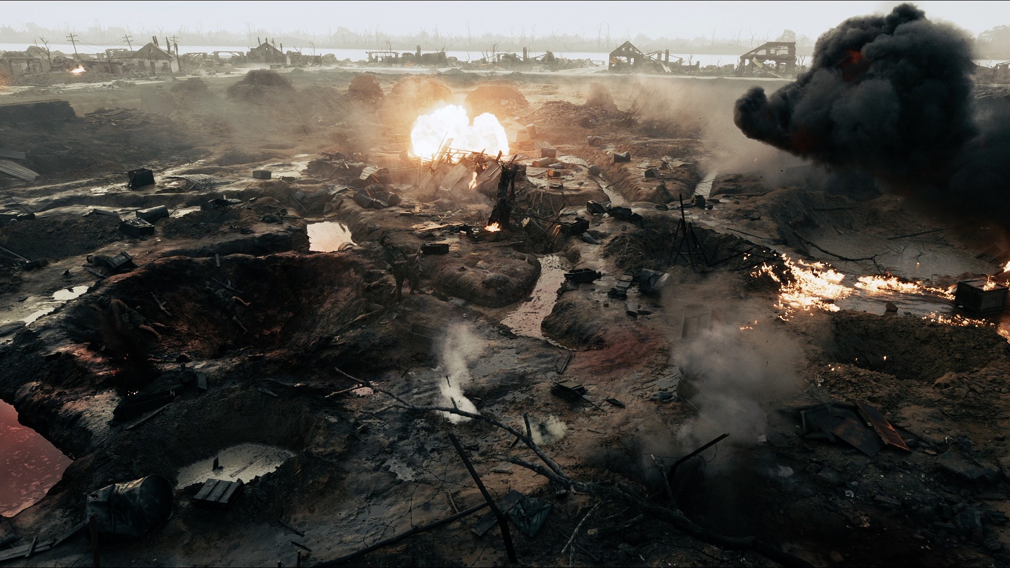 Mưa Đỏ: Khi một người điên lại là biểu tượng đau đớn và tận cùng nhất của chiến tranh- Ảnh 5. Mưa Đỏ: Khi một người điên lại là biểu tượng đau đớn và tận cùng nhất của chiến tranh- Ảnh 5.