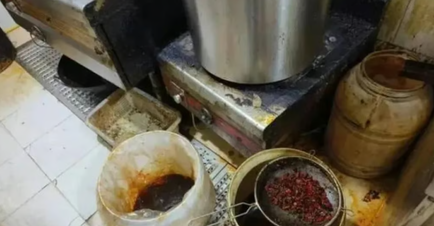 Phát hiện nhân viên quán lẩu múc dầu ăn từ thùng rác, chủ quán khẳng định để bán chứ không dùng nấu ăn- Ảnh 2. Phát hiện nhân viên quán lẩu múc dầu ăn từ thùng rác, chủ quán khẳng định để bán chứ không dùng nấu ăn- Ảnh 2.