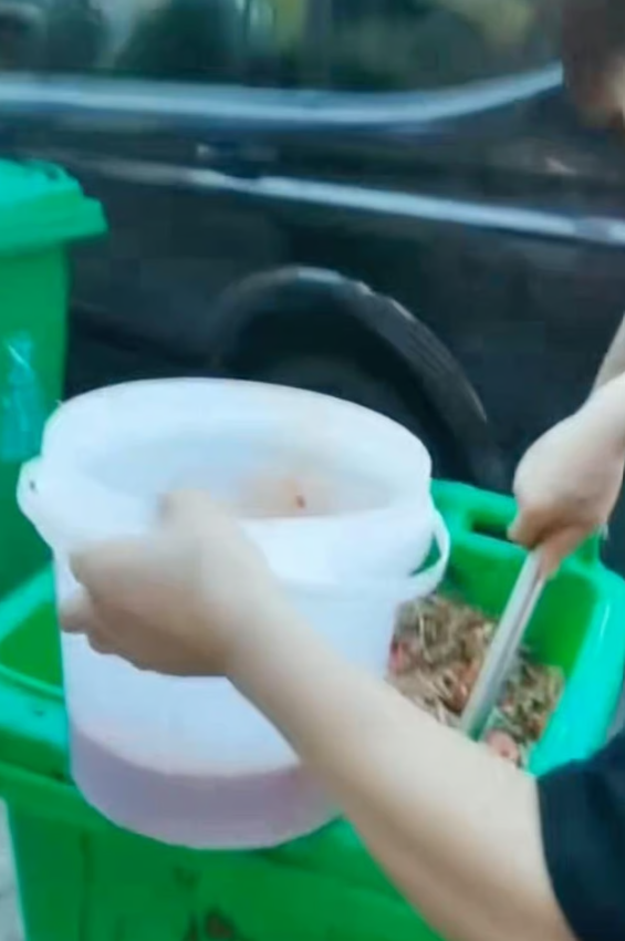 Phát hiện nhân viên quán lẩu múc dầu ăn từ thùng rác, chủ quán khẳng định để bán chứ không dùng nấu ăn- Ảnh 1. Phát hiện nhân viên quán lẩu múc dầu ăn từ thùng rác, chủ quán khẳng định để bán chứ không dùng nấu ăn- Ảnh 1.