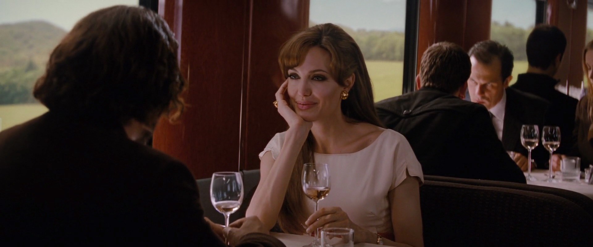 Angelina Jolie năm 35 tuổi từng đóng một vai mà cốt cách quý cô thanh lịch tràn ngập từng khung hình, khiến nam chính say mê không rời- Ảnh 1.