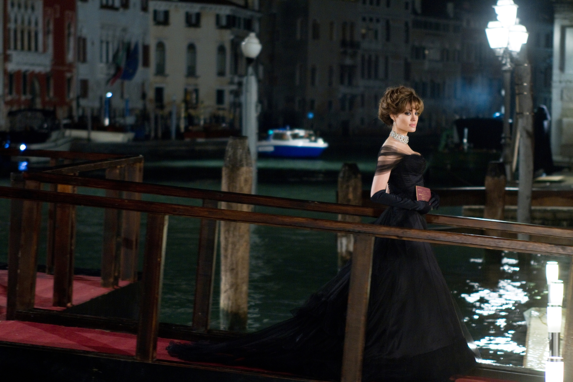 Angelina Jolie năm 35 tuổi từng đóng một vai mà cốt cách quý cô thanh lịch tràn ngập từng khung hình, khiến nam chính say mê không rời- Ảnh 10.