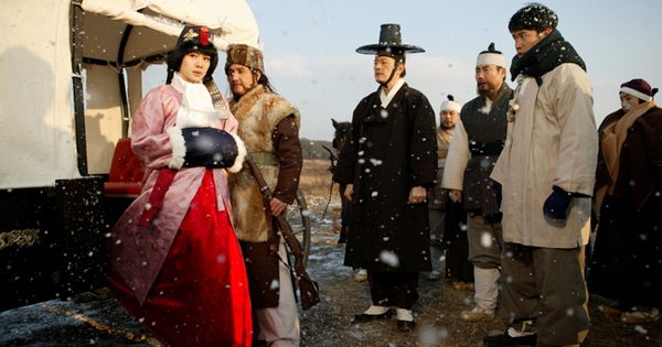 Phim Hàn hay ác liệt có rating lên tới 30%: Nữ chính đẹp như giấc mơ giữa đời thực, khen chỉ có dư thừa mv5bymnjyzaxytgty2fjmc00nmuylwjjnwmtzmnjownkywq1nmyxxkeyxkfqcgcv1 1754627371634 17546273718241199508761 36 0 376 650 crop 1754627388368856065361jpg