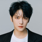 Mỹ nam 18.000 tỷ giàu nhất Hàn Quốc: Nhan sắc hồ ly mê hoặc chúng sinh, đóng phim không màng cát-xê mv5bzjjlytbiodmtotrjos00ytuxltg2 1747227905657 17472279063881985747545 86 0 924 1600 crop 1747227957842917809691png