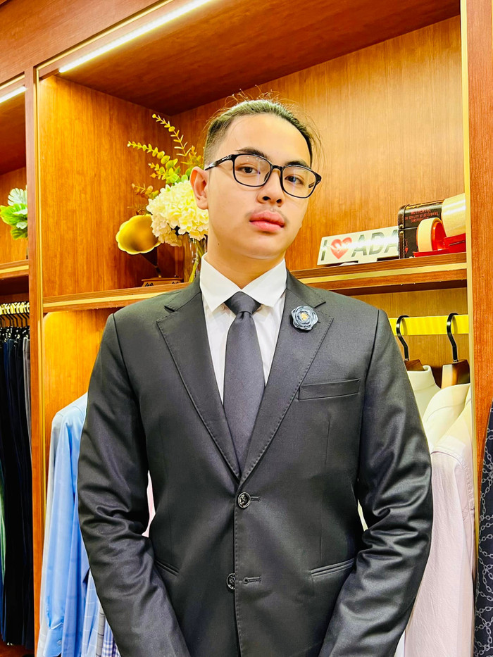 Không ngờ cậu nhóc từng gây sốt Vbiz này lại là cảnh vệ điển trai trong Tử Chiến Trên Không, đúng là con trai