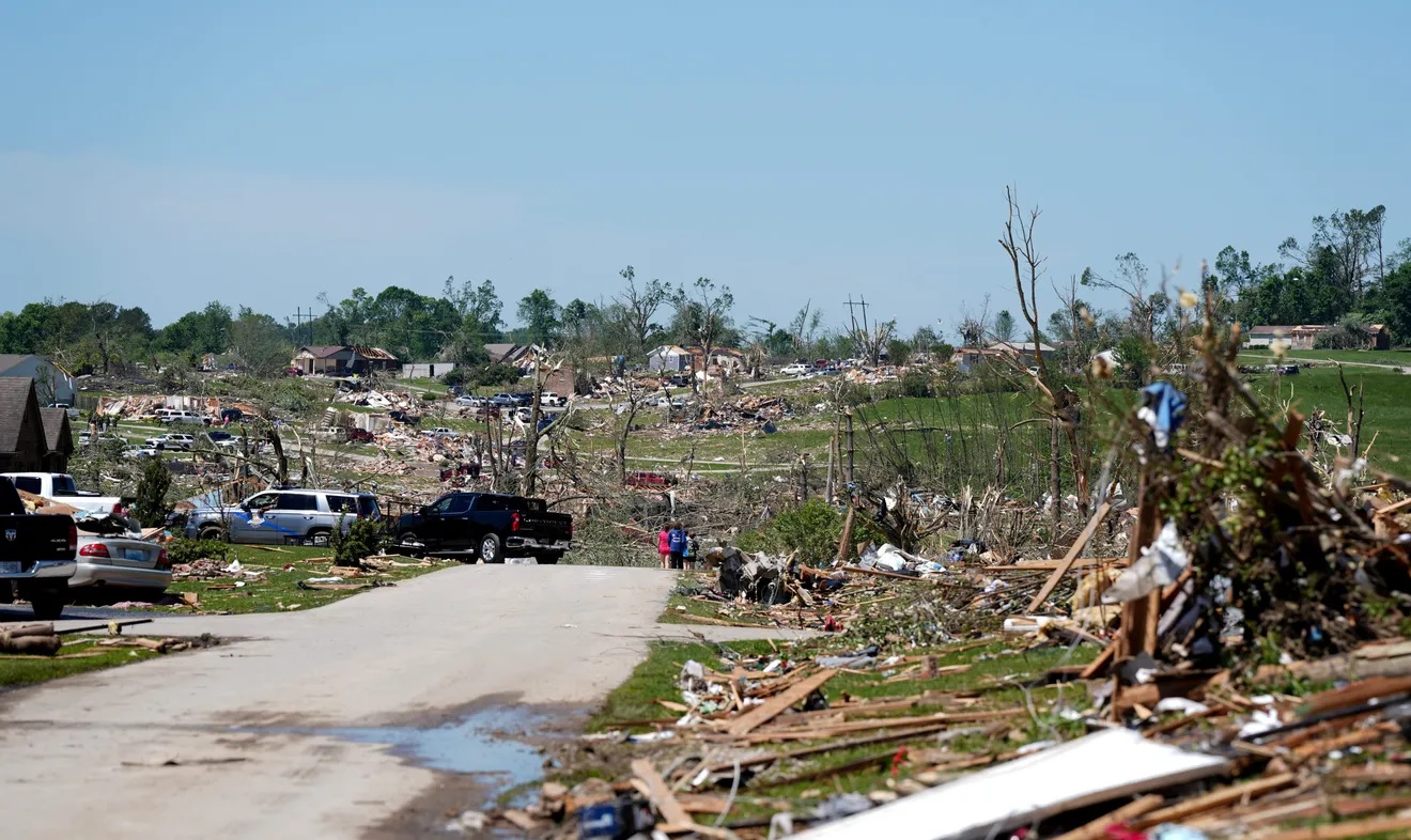 Mưa bão, lốc xoáy xé toạc nhà cửa ở nhiều bang nước Mỹ- Ảnh 2.