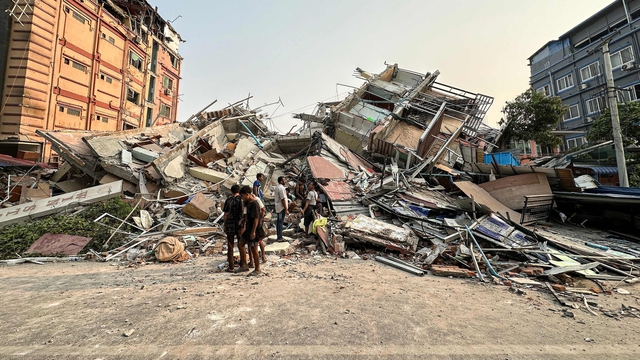 Đang hạnh phúc thì động đất tới: Cặp đôi bị sóng bể bơi đánh dữ dội, khoảnh khắc thoát thân gây thót tim- Ảnh 1. Đang hạnh phúc thì động đất tới: Cặp đôi bị sóng bể bơi đánh dữ dội, khoảnh khắc thoát thân gây thót tim- Ảnh 1.