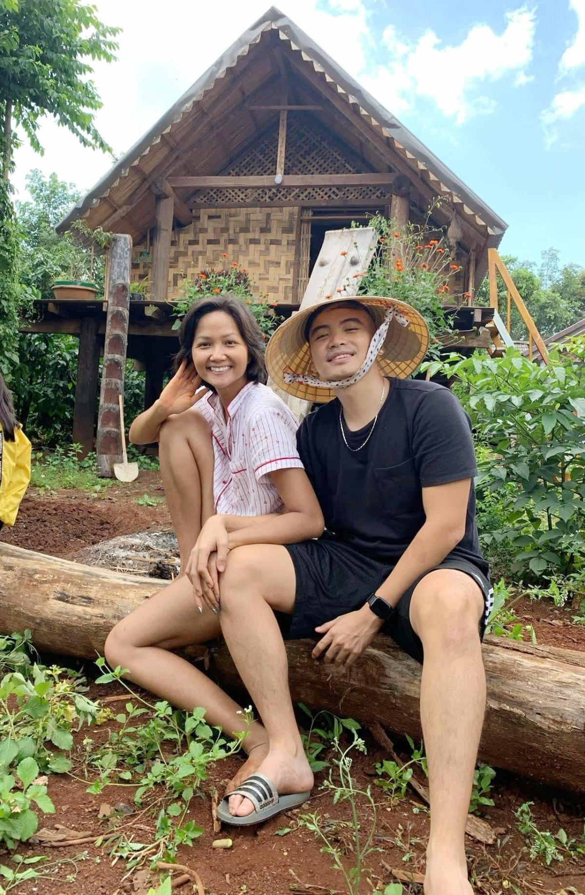 Sau 3 tháng về chung nhà, chồng H'Hen Niê chính thức khoe tin vui đặc biệt- Ảnh 3. Sau 3 tháng về chung nhà, chồng H'Hen Niê chính thức khoe tin vui đặc biệt- Ảnh 3.