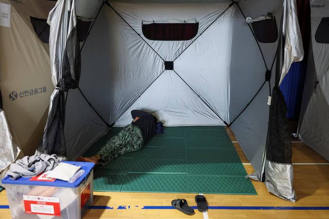 Hàn Quốc ngày thứ 3 oằn mình trong mưa lũ lịch sử: Siêu thị, Starbucks ngập kinh hoàng, ô tô chỉ thấy nóc, 5.000 người bỗng