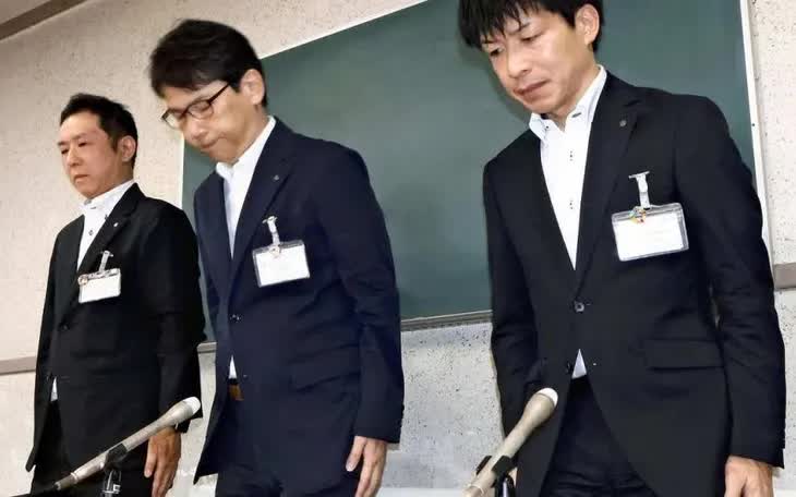 Các viên chức của hội đồng giáo dục Nagoya xin lỗi về vụ bê bố tại tòa thị chính ở Nagoya, ngày 30/6/2025. (Ảnh: YOMIURI SHIMBUN)