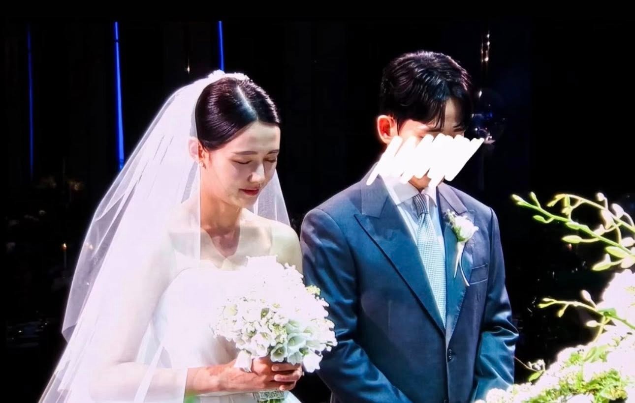 Đám cưới mỹ nhân nhà đông con nhất Kbiz: Chồng được khen giống Son Heung Min, cả dàn sao Sunny tề tựu chúc mừng- Ảnh 2.