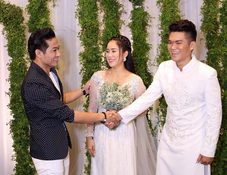 Vợ chồng Lê Phương đến tiễn đưa Quý Bình về biển Cần Giờ, chi tiết 8 bông hoa tím gây xôn xao- Ảnh 2. Vợ chồng Lê Phương đến tiễn đưa Quý Bình về biển Cần Giờ, chi tiết 8 bông hoa tím gây xôn xao- Ảnh 2.