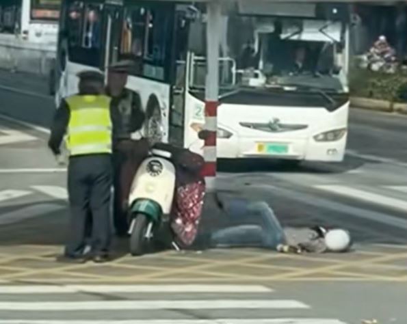 Bị CSGT phạt tiền, người phụ nữ nằm giữa đường giãy giụa- Ảnh 1.