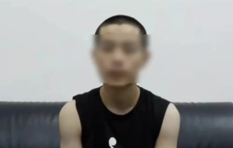 nam-sinh-trung-quoc-bi-lua-sang-myanmar-ong-trum-cam-than-co-tuong-lai-nen-tha-ve-nuoc-2-1753838731-308-width740height473 Peng bị cạo trọc đầu.