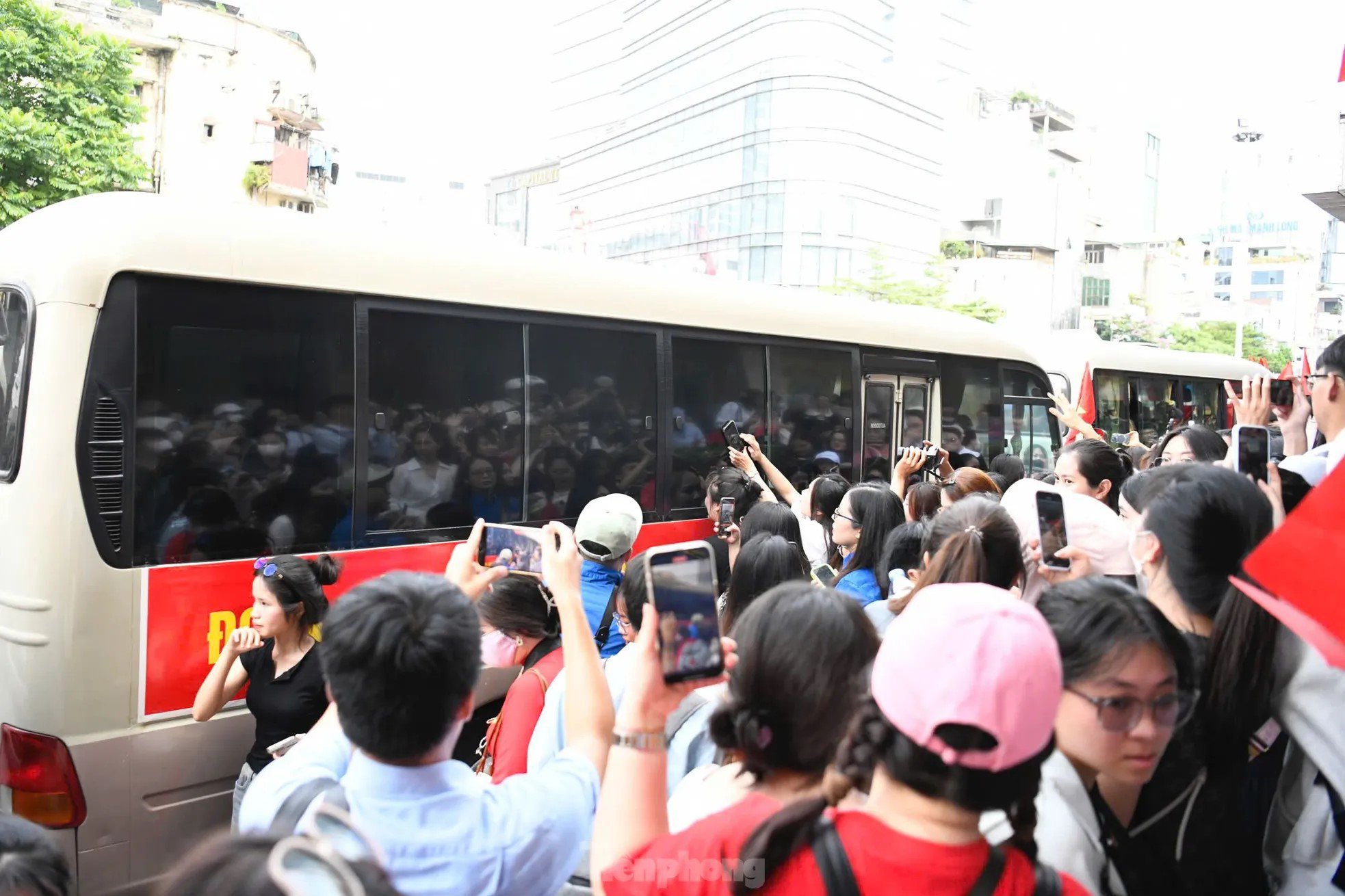 Thấy gì từ tình trạng hàng nghìn người đổ xô ra ga tàu, vây quanh nam thần quân đội? - 1