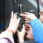 Thấy gì từ tình trạng hàng nghìn người đổ xô ra ga tàu, vây quanh nam thần quân đội? nam than quan doi 2 1749625951 417 width1966height1310