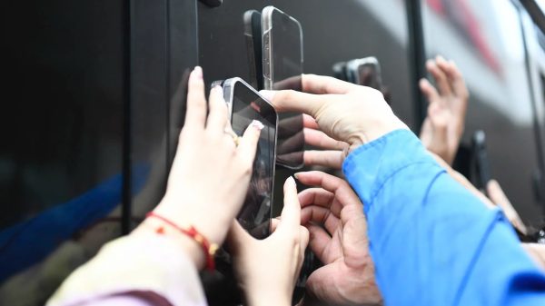 Thấy gì từ tình trạng hàng nghìn người đổ xô ra ga tàu, vây quanh nam thần quân đội? nam than quan doi 2 1749625951 417 width1966height1310