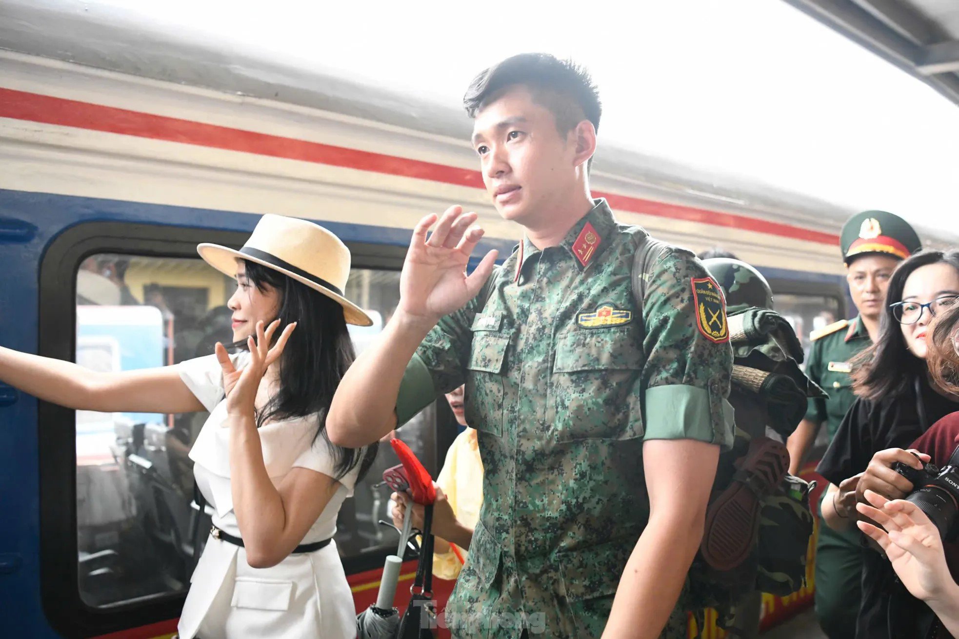 Rất đông người hâm mộ vây quanh xin chữ ký, chụp ảnh chung với Thượng úy Lê Hoàng Hiệp.