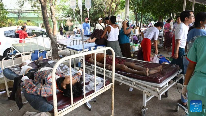 “Chúng tôi đang đào người ra bằng tay không”: Nhân viên cứu hộ kể lại tình cảnh thảm khốc hiện tại giữa tâm chấn động đất Myanmar- Ảnh 3.