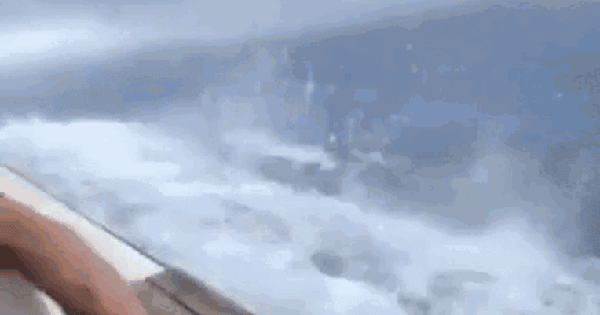 186.000 người rùng mình theo dõi cảnh nhóm du khách vùng vẫy tuyệt vọng khi rơi vào cảnh này trên biển nboot indonesi online video cuttercom 1742966749176510627890 160 0 404 390 crop 17429667594861727341497 1742975972823 1742975 0 0 477 764 crop 17429759969521401606279gifpng