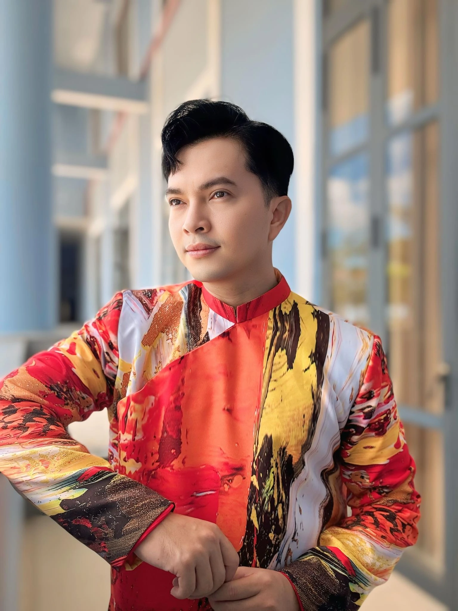 Nam ca sĩ sở hữu 3 bằng đại học và hôn nhân viên mãn với vợ là hot girl ngân hàng, con nhà giàu- Ảnh 1. Nam ca sĩ sở hữu 3 bằng đại học và hôn nhân viên mãn với vợ là hot girl ngân hàng, con nhà giàu- Ảnh 1.