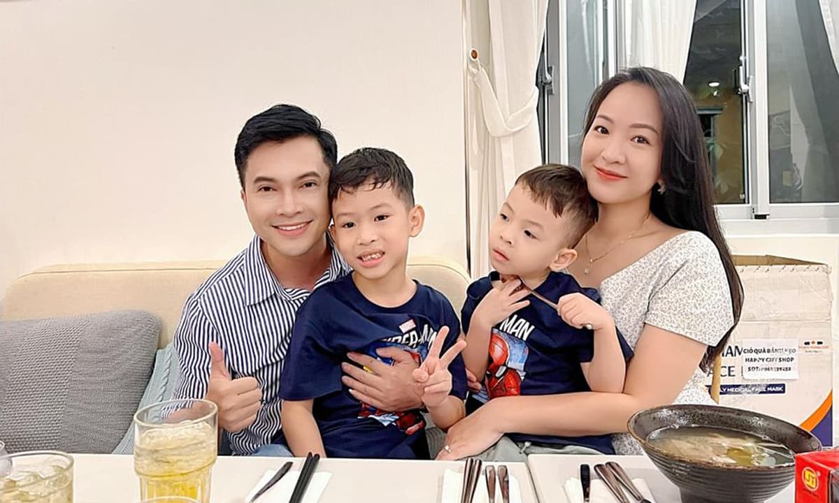 Nam ca sĩ sở hữu 3 bằng đại học và hôn nhân viên mãn với vợ là hot girl ngân hàng, con nhà giàu- Ảnh 3. Nam ca sĩ sở hữu 3 bằng đại học và hôn nhân viên mãn với vợ là hot girl ngân hàng, con nhà giàu- Ảnh 3.