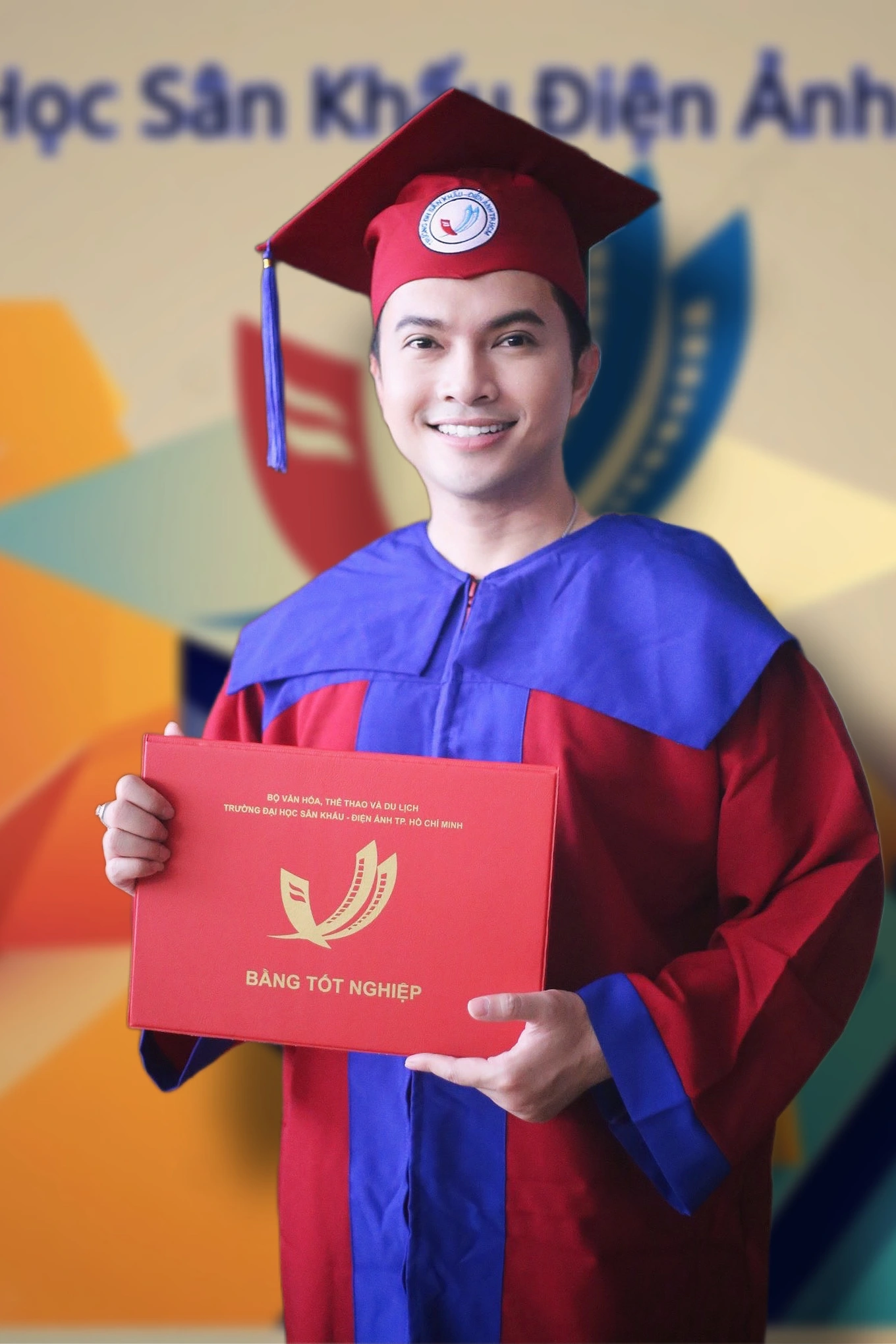 Nam ca sĩ sở hữu 3 bằng đại học và hôn nhân viên mãn với vợ là hot girl ngân hàng, con nhà giàu- Ảnh 2. Nam ca sĩ sở hữu 3 bằng đại học và hôn nhân viên mãn với vợ là hot girl ngân hàng, con nhà giàu- Ảnh 2.