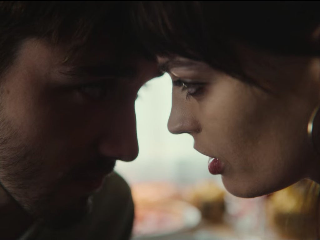 Xem phim Sex Education lần 3 mới biết có 1 cảnh nóng bị cắt, sốc thế nào mà netizen chốt hạ