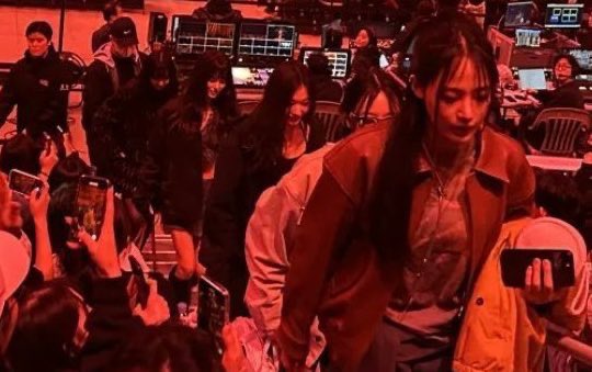 Dàn sao hot thi nhau đi concert BLACKPINK: Lee Min Ho siêu giản dị, dàn gái xinh NewJeans - BABYMONSTER gây sốt- Ảnh 3.