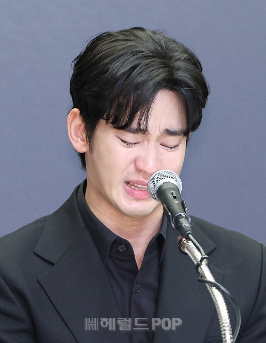 Kim Soo Hyun tố gia đình Kim Sae Ron ngụy tạo tin nhắn, tuyên bố khởi kiện 209 tỷ giữa họp báo- Ảnh 3. Kim Soo Hyun tố gia đình Kim Sae Ron ngụy tạo tin nhắn, tuyên bố khởi kiện 209 tỷ giữa họp báo- Ảnh 3.