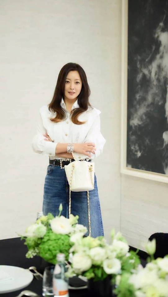 Xuất hiện vài giây, Kim Hee Sun khiến cả mạng xã hội phát sốt vì ánh nhìn chuẩn “dâu hào môn”- Ảnh 2.