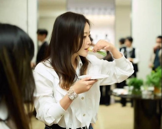 Xuất hiện vài giây, Kim Hee Sun khiến cả mạng xã hội phát sốt vì ánh nhìn chuẩn “dâu hào môn”- Ảnh 1.