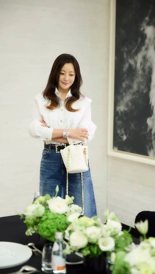 Xuất hiện vài giây, Kim Hee Sun khiến cả mạng xã hội phát sốt vì ánh nhìn chuẩn “dâu hào môn”- Ảnh 3.