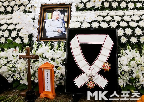 Cả showbiz đến viếng