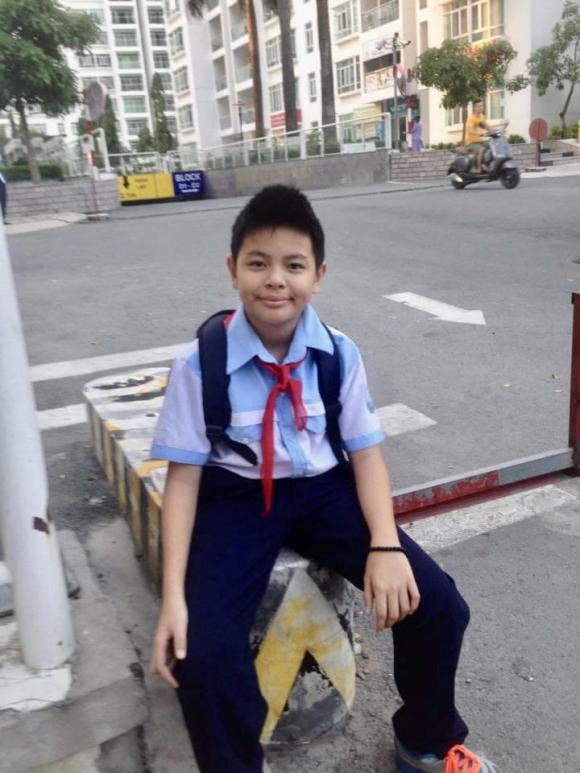 Không ngờ cậu nhóc từng gây sốt Vbiz này lại là cảnh vệ điển trai trong Tử Chiến Trên Không, đúng là con trai