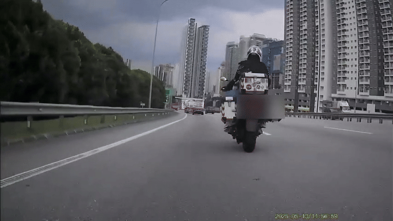 Xe bán tải vượt ẩu đâm từ đằng sau gây tai nạn cho xe máy, hành động sau đó càng gây phẫn nộ hơn- Ảnh 1.