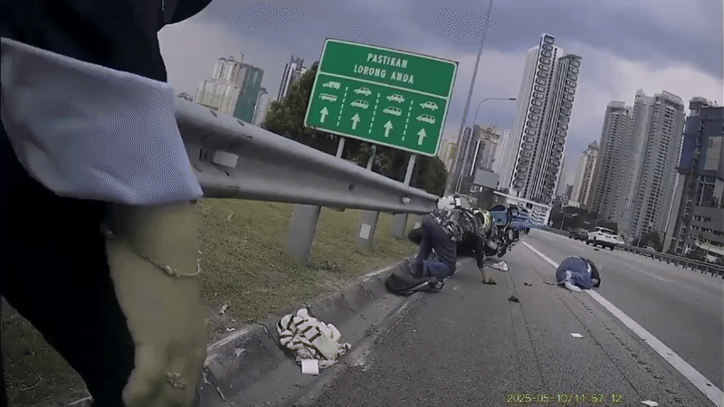 Xe bán tải vượt ẩu đâm từ đằng sau gây tai nạn cho xe máy, hành động sau đó càng gây phẫn nộ hơn- Ảnh 2.