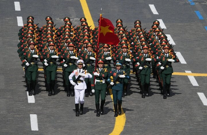 Tổng Bí thư Tô Lâm và phu nhân xúc động khi đoàn quân Việt Nam diễu binh qua Quảng trường Đỏ- Ảnh 3.