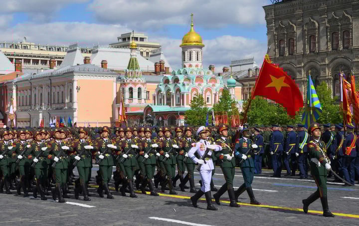 Tổng Bí thư Tô Lâm và phu nhân xúc động khi đoàn quân Việt Nam diễu binh qua Quảng trường Đỏ- Ảnh 2.