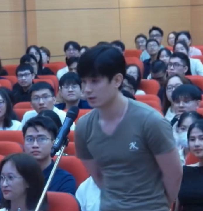 Dân mạng bình luận ngay khi thấy bác sĩ Duy Khương bước ra đã nhấn chụp màn hình liên tục vì ngoại hình nổi bật của anh.