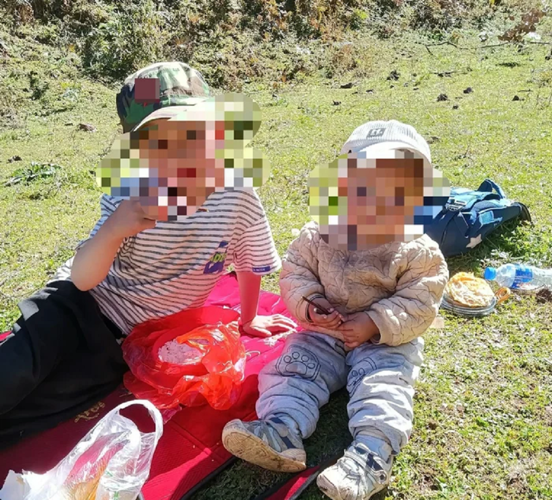 Nghe tiếng kêu của cháu, ông bà chạy vào thì thấy cảnh đau lòng- Ảnh 1.