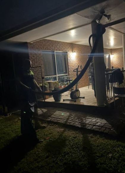 Nghe tiếng động lạ, đi kiểm tra, người đàn ông chứng kiến cảnh tượng nổi da gà- Ảnh 1.