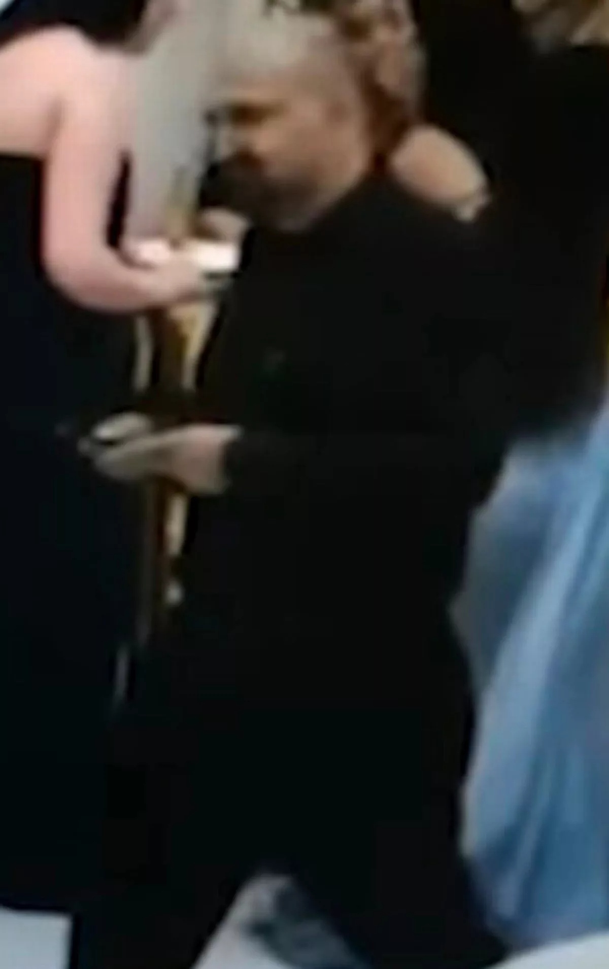 Cô dâu bật khóc nức nở trong đám cưới khi mất 2,6 tỷ đồng- Ảnh 2. Cô dâu bật khóc nức nở trong đám cưới khi mất 2,6 tỷ đồng- Ảnh 2.