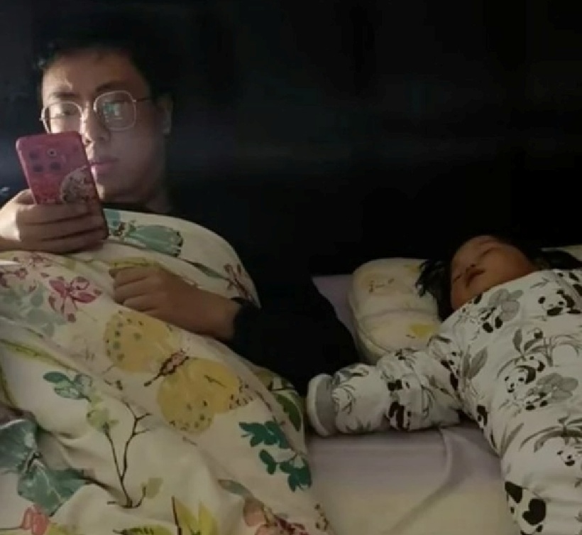 Nghỉ việc ở nhà chăm con toàn thời gian, ông bố 9X bị chẩn đoán trầm cảm, viêm khớp- Ảnh 1.