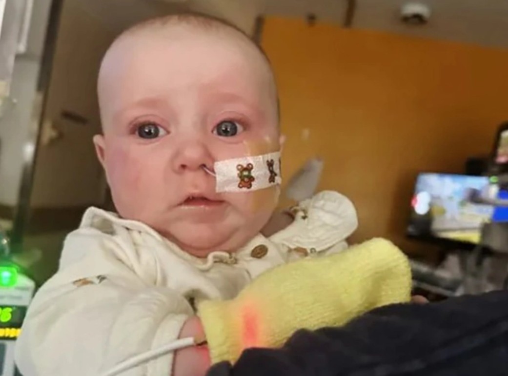 Bé 4 tháng tuổi ngộ độc sau khi uống sữa ByHeart của Mỹ: Ám ảnh con li bì, bác sĩ luồn ống truyền tĩnh mạch- Ảnh 1.