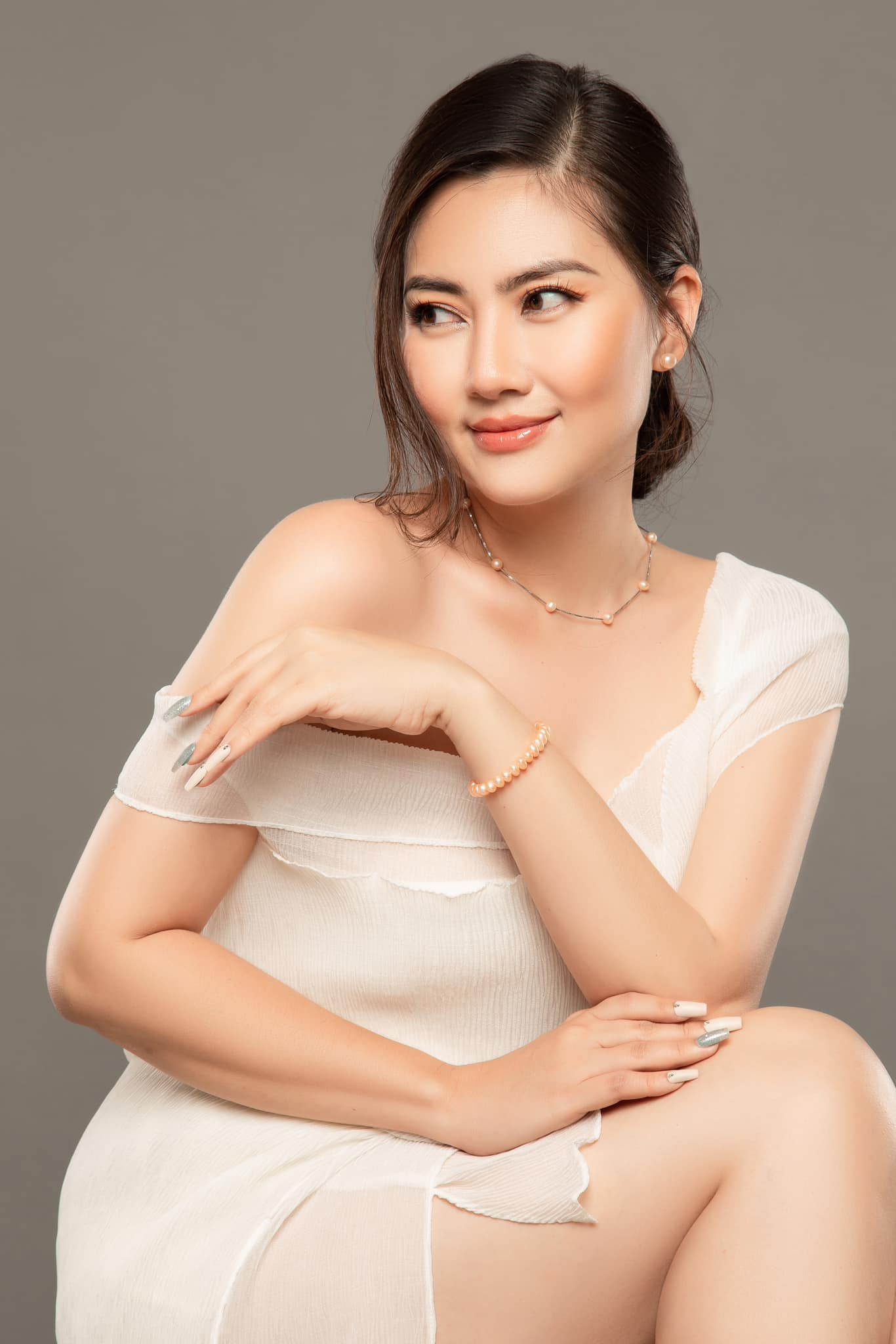 Kiều nữ Vbiz 35 tuổi viết di chúc, 39 tuổi giải nghệ, xinh tới độ đi thắp nhang cúng tổ cũng thành ngôi sao- Ảnh 4.