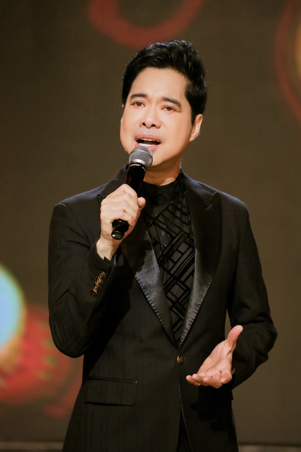 "Ông hoàng nhạc sến" Vbiz: Bỏ 1 triệu đô mua bảo hiểm trinh tiết, đúc tượng chính mình từ 1.000 cây vàng ngoc son 7 1723969780435225864678 17599469422011150937304 1759975376263 17599753776671772988459