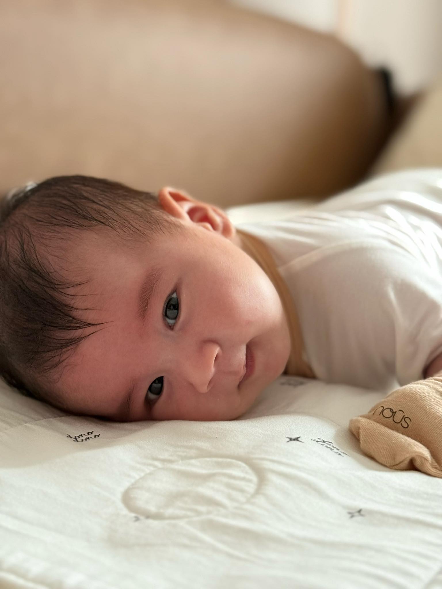 Quý tử nhà MC Mai Ngọc mới 2 tháng tuổi đã biết lật, đôi bàn tay mũm mĩm khiến team bỉm sữa phát mê- Ảnh 3.